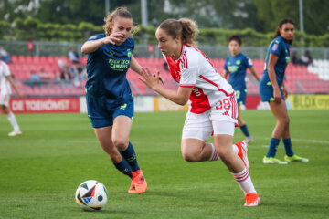 Gwyneth Hendriks (PSV) in duel met Danique Tolhoek (Ajax)