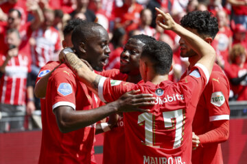 PSV juicht na de goal van Jordan Teze