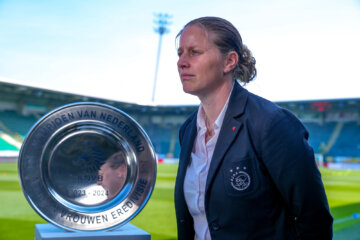 Suzanne Bakker naast de kampioensschaal