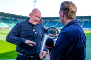 Alex Scholte verschijnt met een stapel bekertjes voor de camera