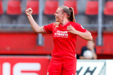 Jaimy Ravensbergen juicht na haar goal voor FC Twente