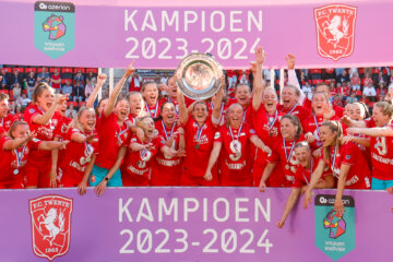 FC Twente met de kampioensschaal