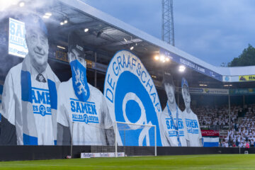 Een sfeeractie van De Graafschap-fans in De Vijverberg