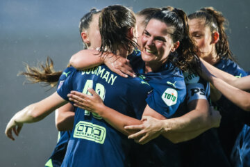 Veerle Buurman wordt gefeliciteerd met haar doelpunt voor PSV