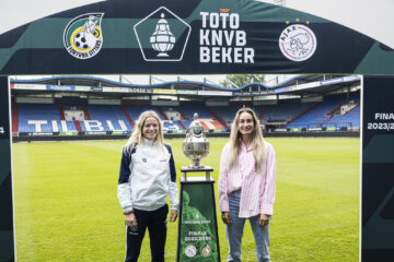 Nadine Noordam en Tessa Wullaert met de TOTO KNVB Beker