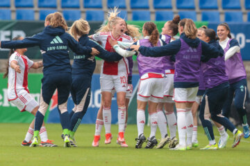 Nadine Noordam juicht met haar ploeggenoten na een goal voor Ajax