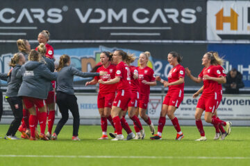 FC Twente juicht na de late goal van Lieske Carleer