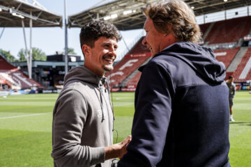 Bas Kuipers schudt de hand van Hans Kraay junior