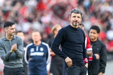 Mark van Bommel dankt de supporters van Royal Antwerp