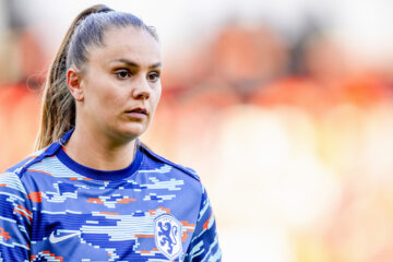 Lieke Martens in de warming-up van Oranje