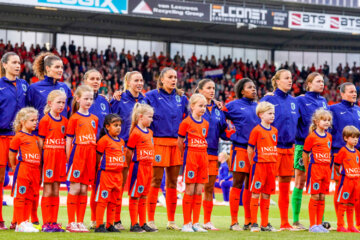 De OranjeLeeuwinnen voorafgaand aan de wedstrijd tegen Finland