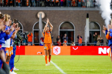Lieke Martens neemt met een erehaag afscheid van de OranjeLeeuwinnen