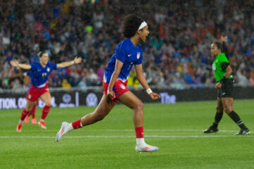 Lily Yohannes juicht na haar goal voor de Verenigde Staten