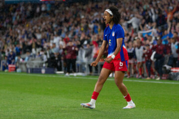 Lily Yohannes juicht na haar goal voor de Verenigde Staten