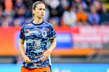 Damaris Egurrola in de warming-up bij de OranjeLeeuwinnen