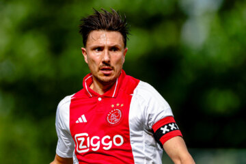 Steven Berghuis in actie namens Ajax