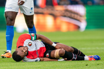 Quinten Timber ligt geblesseerd op het veld