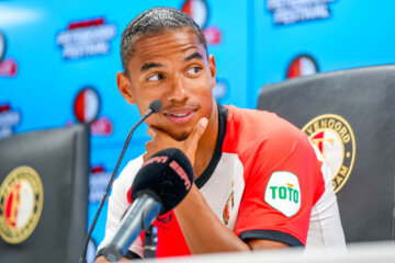 Calvin Stengs op de persconferentie van Feyenoord