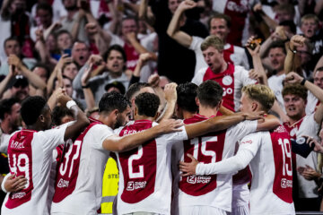 Ajax viert de goal van Branco van den Boomen met de fans