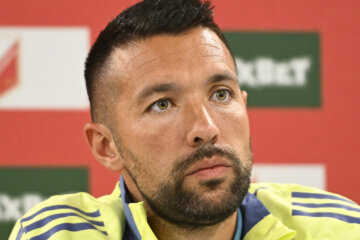 Farioli tijdens een persconferentie