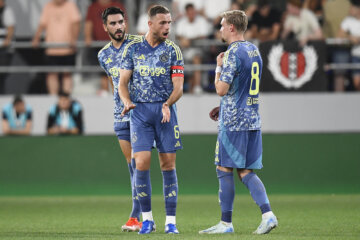 Josip Sutalo, Jordan Henderson en Kenneth Taylor