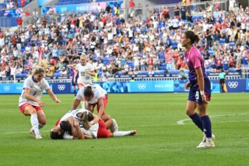 Team USA juicht na een goal van Sophia Smith