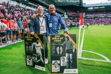 Eric Gerets en Adrie van Kraaij met hun tegel van de PSV Walk of Fame