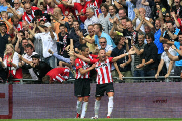 Ibrahim Afellay en Balázs Dzsudzsák vieren een treffer van PSV tegen Ajax