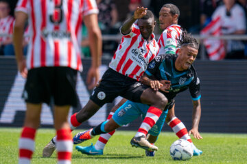 Joshua Kitolano in actie tegen Heracles Almelo