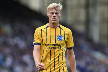 Jan Paul van Hecke namens Brighton & Hove Albion