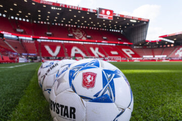 Ballen met het FC Twente-logo in De Grolsch Veste
