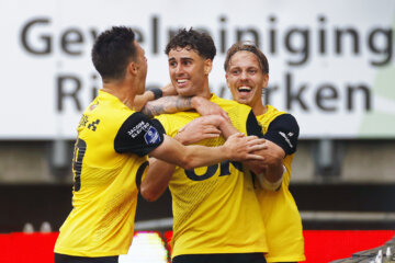 Matthew Garbett juicht na zijn treffer tegen Ajax