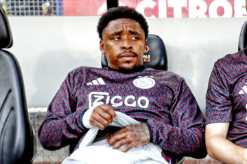 Steven Bergwijn op de bank bij Ajax