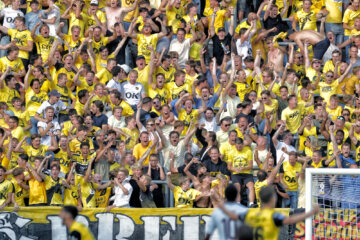 De fans van NAC Breda na het laatste fluitsignaal tegen Ajax