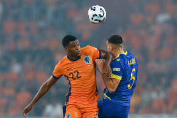 Denzel Dumfries in een luchtduel