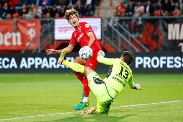 Sam Lammers wordt onderuit gehaald door Mickey van der Hart