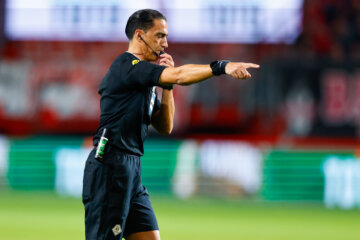 Serdar Gözübüyük geeft een strafschop