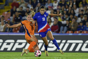 Eef Smits op het WK O20 in actie tegen de Verenigde Staten