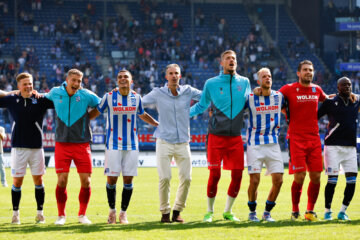 SC Heerenveen viert feest na de derby, Robin van Persie doet mee