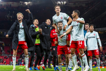 Spelers FC Twente zijn blij na gelijkspel tegen Manchester United