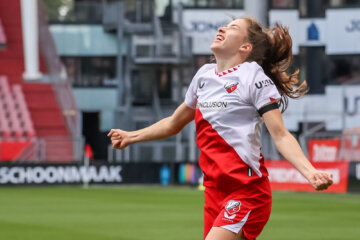 Nurija van Schoonhoven juicht na haar goal voor FC Utrecht