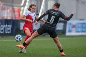 Kyra Koopman (FC Utrecht) in duel met Yentl van Goch (Excelsior)