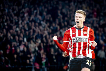 Jerdy Schouten viert zijn treffer tegen Sporting