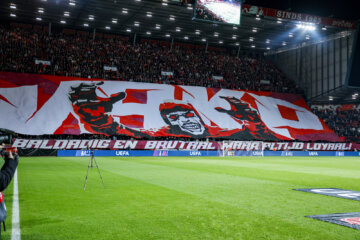 Een fraai spandoek van de fans van FC Twente