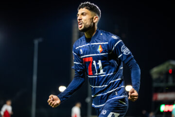 Zakaria Eddahchouri viert een treffer namens Telstar