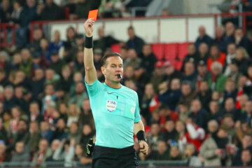 Danny Makkelie geeft PSV'er Matteo Dams rood