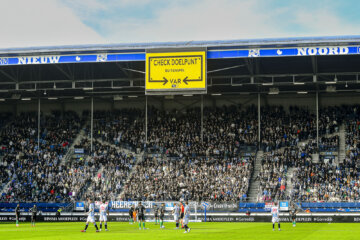 De VAR in het Abe Lenstra Stadion