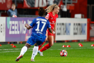 Danique van Ginkel (FC Twente) aan de bal tegen Chelsea