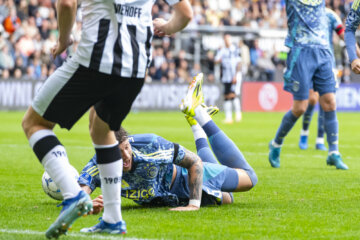 Wout Weghorst wordt onderuit gehaald door Thomas Bruns