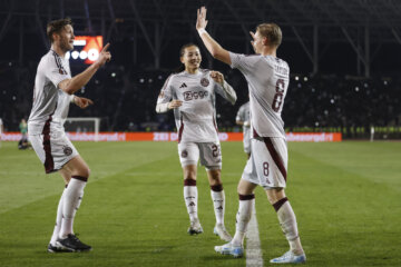 Wout Weghorst en Kenneth Taylor juichen, ook Kian Fitz-Jim doet mee